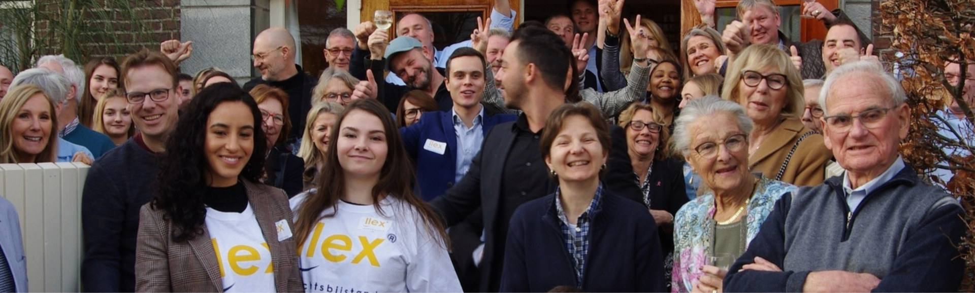 Familia feliz sonriendo, acompañada por LLex